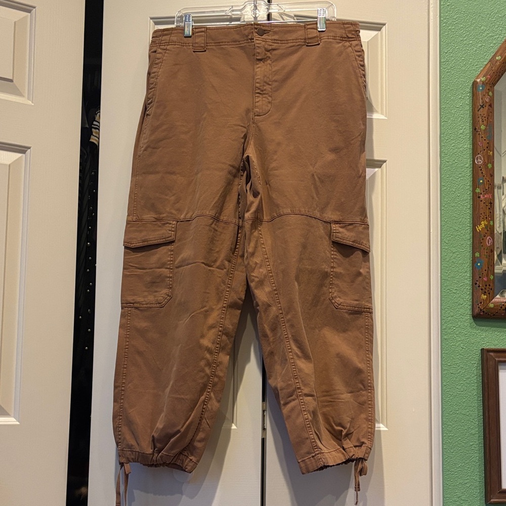Old Navy Women’s Tan Cargo Pants with Adjustable Hem